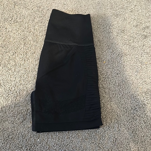 GYMSHARK ENERGY SHORTS - Picture 2 of 4